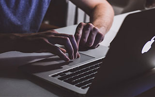 梦幻联动！黑人影帝丹泽尔·华盛顿现场看球 并与詹姆斯拥抱互动